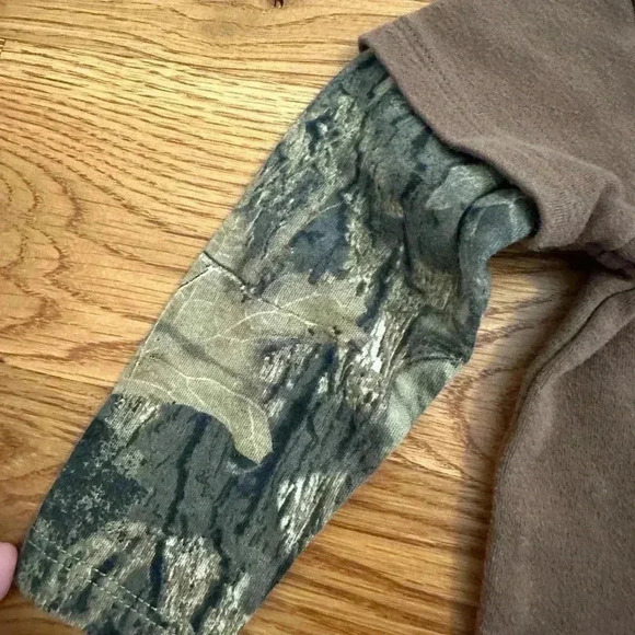 John Deere boy's brown top w/camo long sleeves, CUTER IN CAMO W/ deer size 6/9 M - Picture 4 of 7